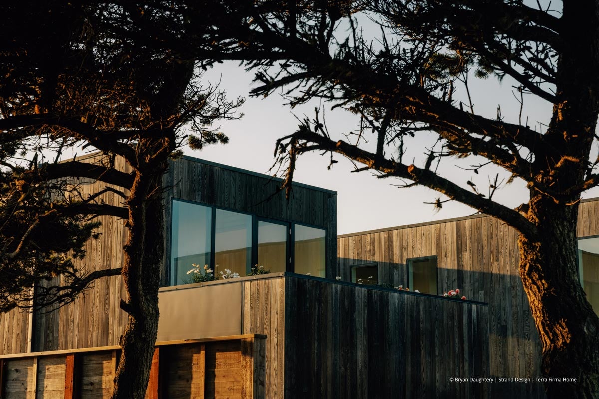AR229 - Exterior of home with VistaLuxe WD LINE windows and doors