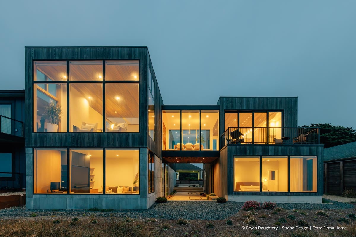 AR263 - Exterior of home with VistaLuxe WD LINE windows and doors