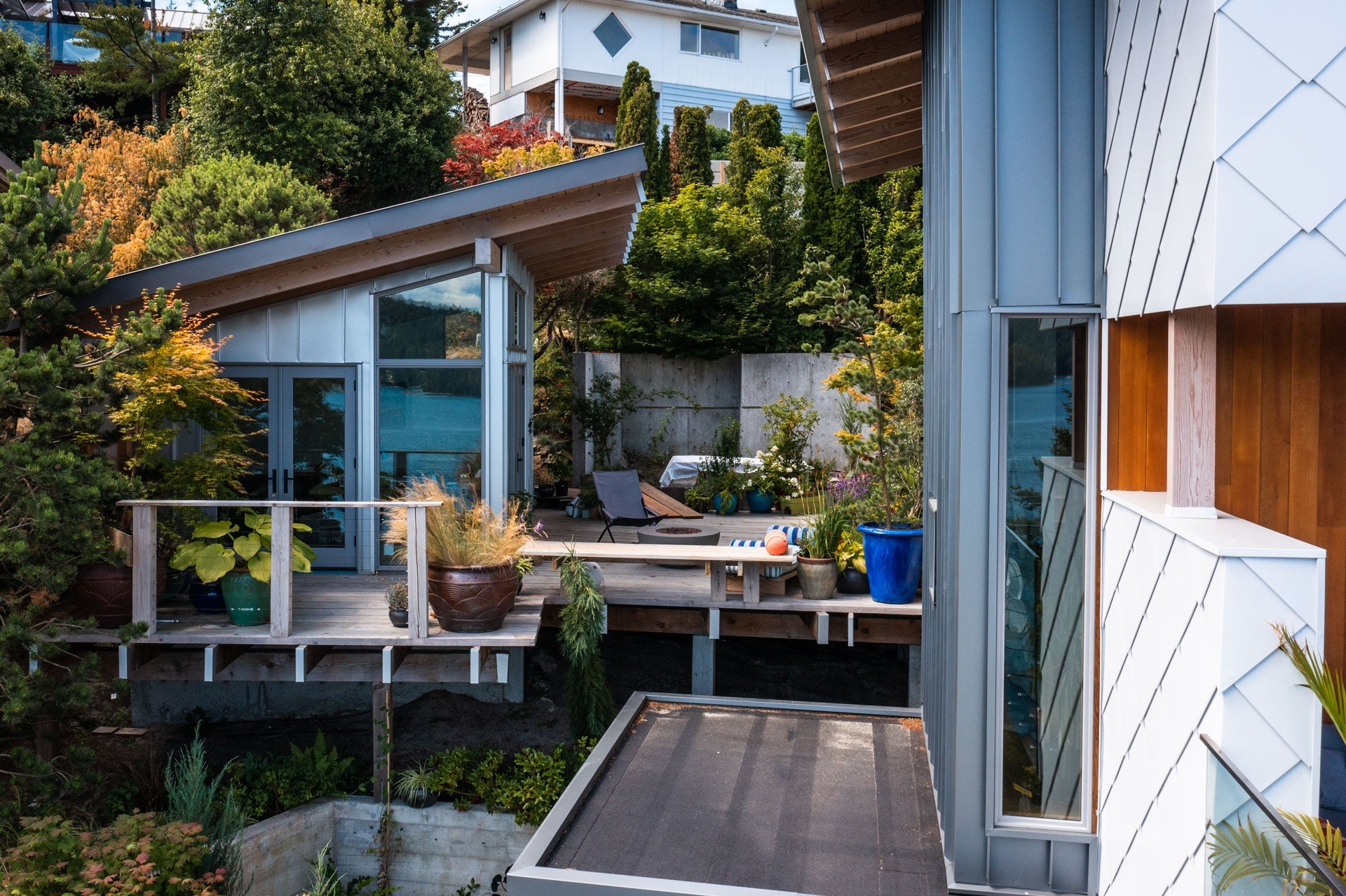 AN630 - front of contemporary home with Ultra Series windows and doors