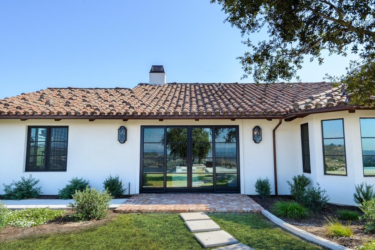 AP230 - Exterior of home with VistaLuxe AL LINE windows and doors
