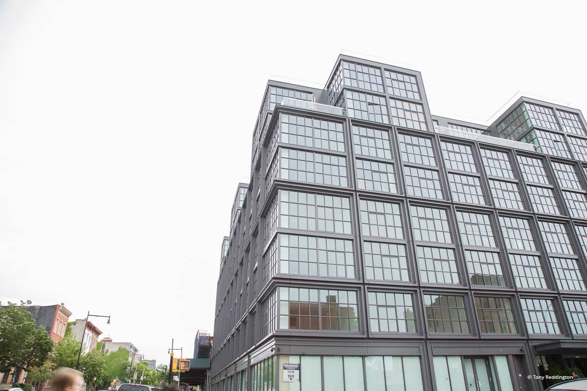 XX109 - Exterior of commercial building with Reynaers window systems