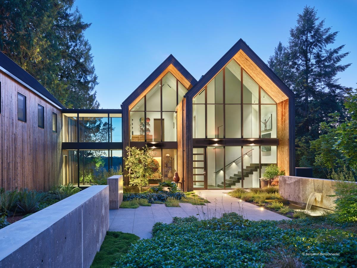 AR720 - Exterior of home with VistaLuxe AL LINE windows and doors