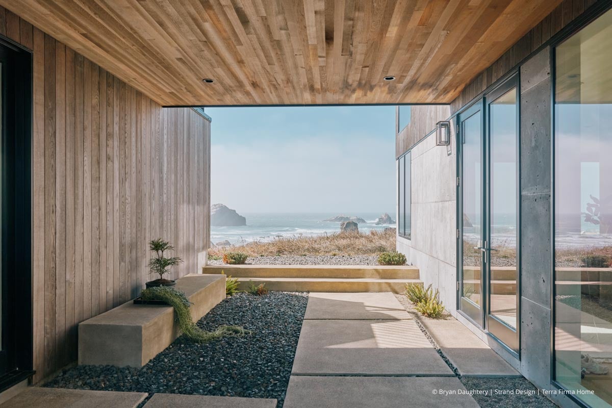AR213 - Exterior of home with VistaLuxe WD LINE windows and doors