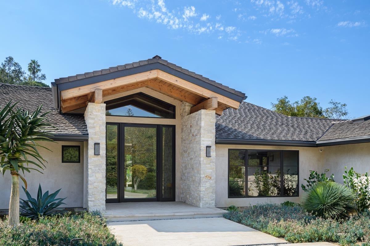 AP308 - Exterior of home with VistaLuxe WD LINE windows and doors