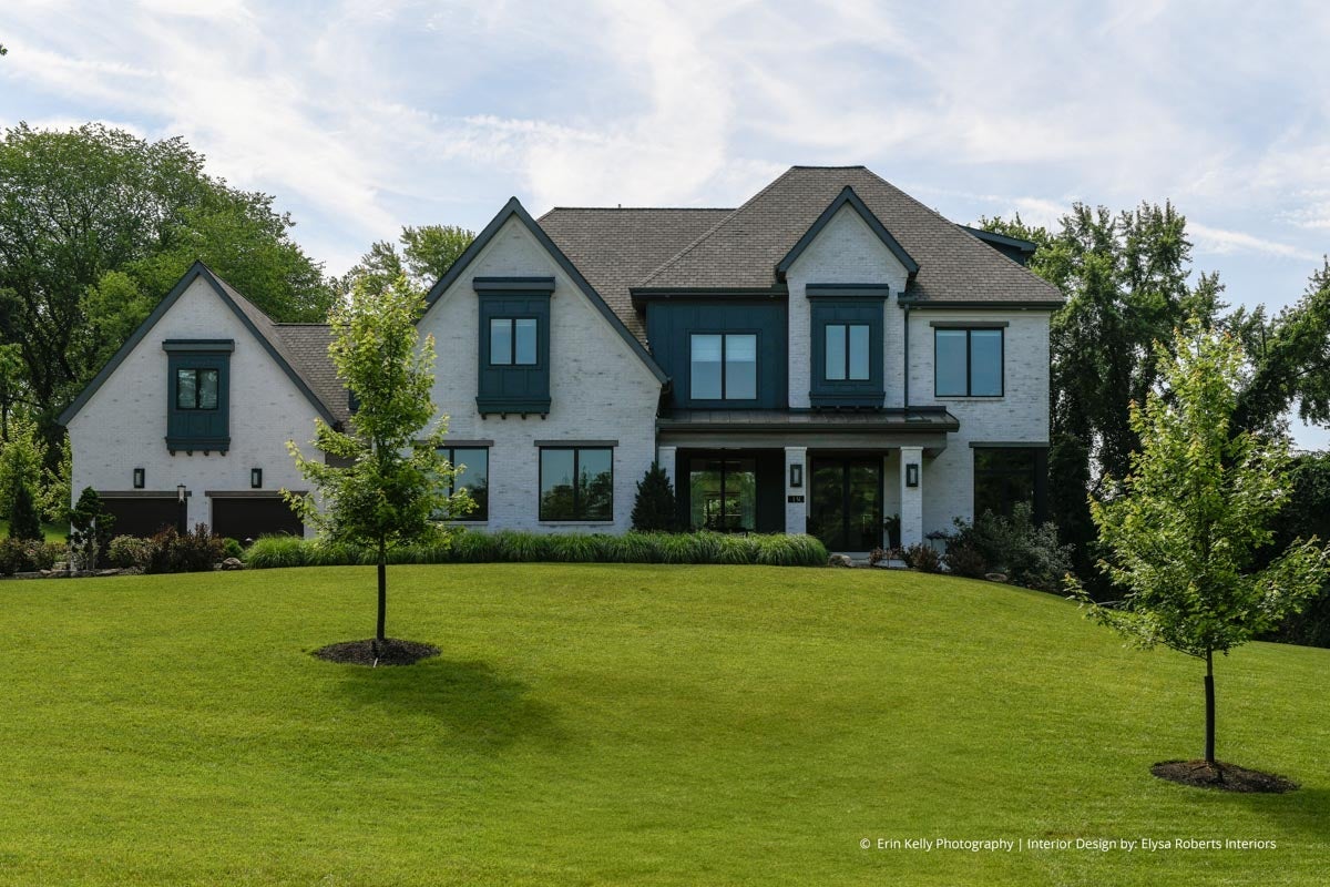 AQ800 - Exterior of home with VistaLuxe WD LINE windows and doors