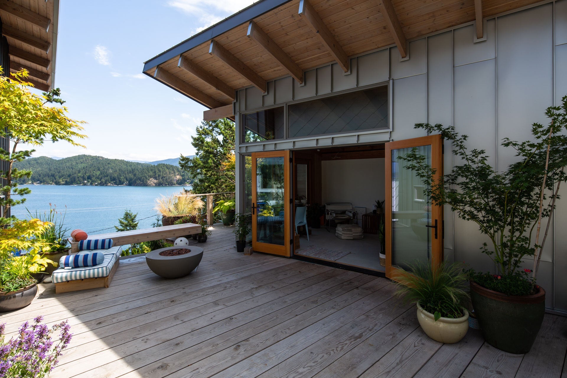 AN660 - Exterior of contemporary home with Ultra Series windows and doors
