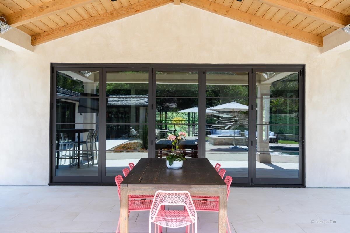 AP342 - Exterior of home with VistaLuxe WD LINE windows and doors