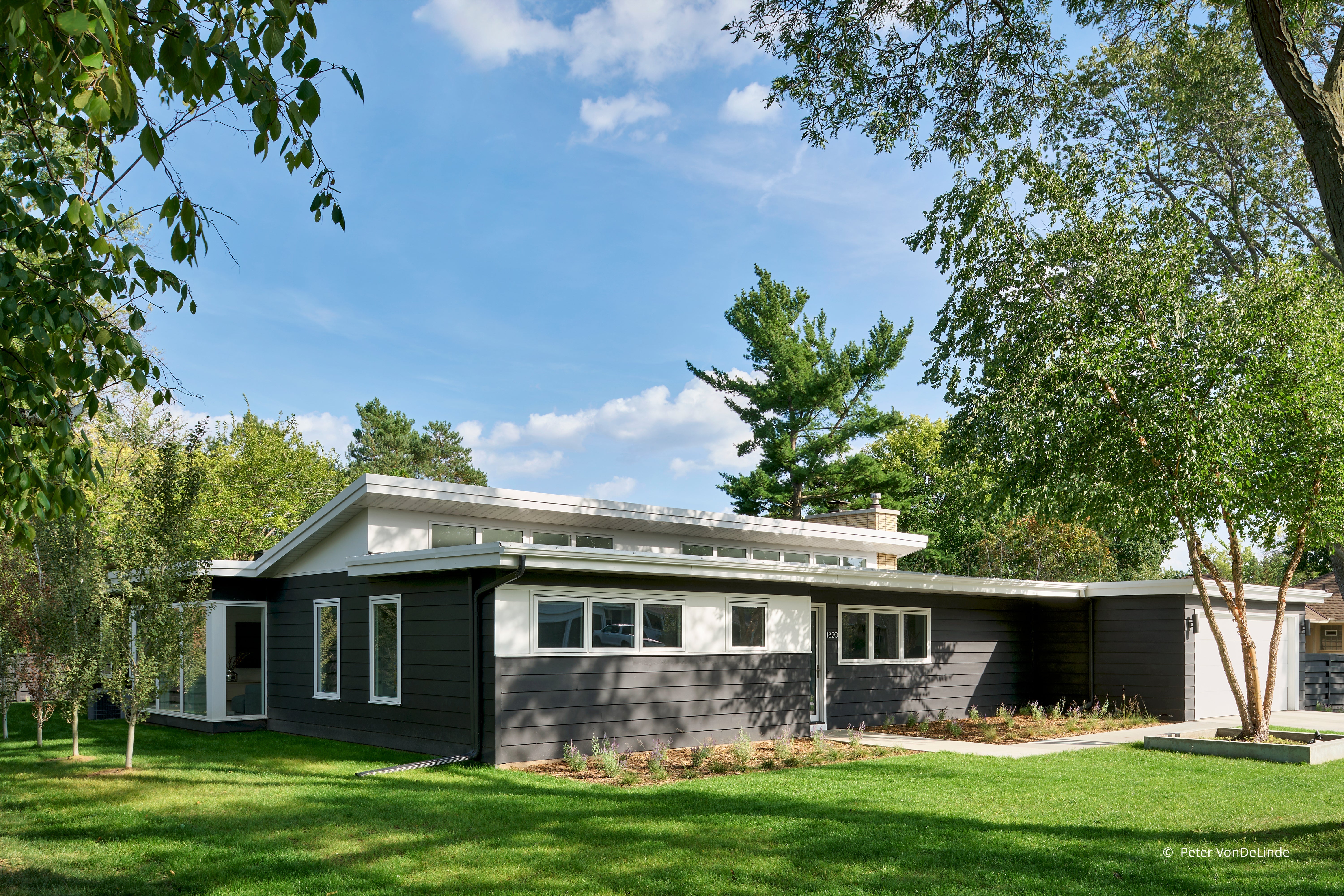 AO109 - Exterior of contemporary home with Forgent Series windows and doors