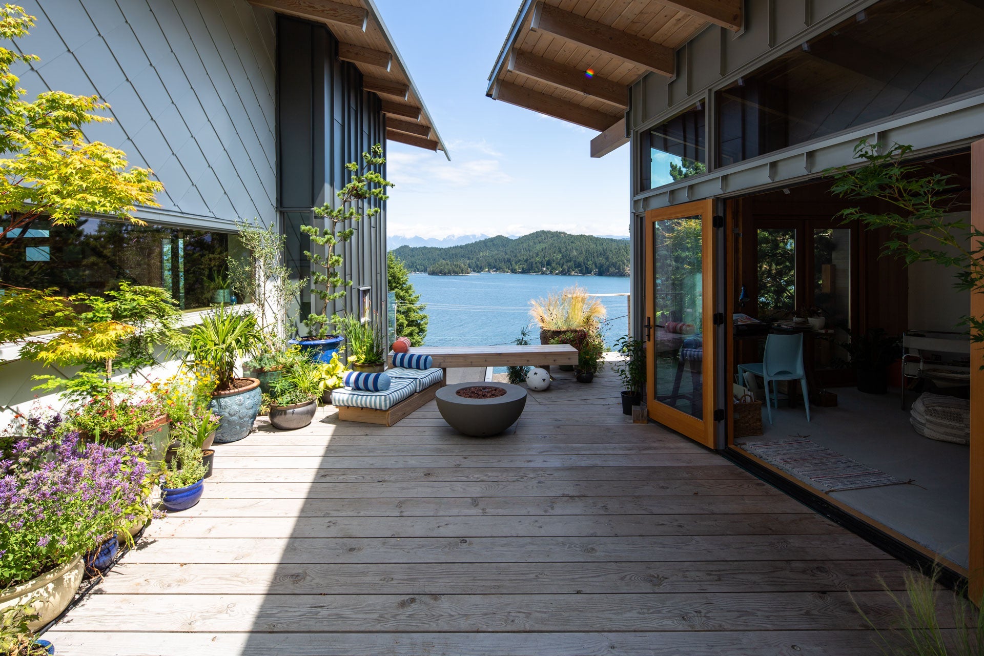 AN663 - Exterior of contemporary home with Ultra Series windows and doors