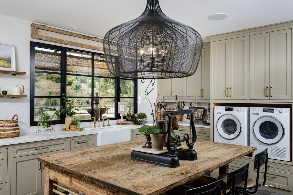 AP248 - Interior of home with VistaLuxe AL LINE windows
