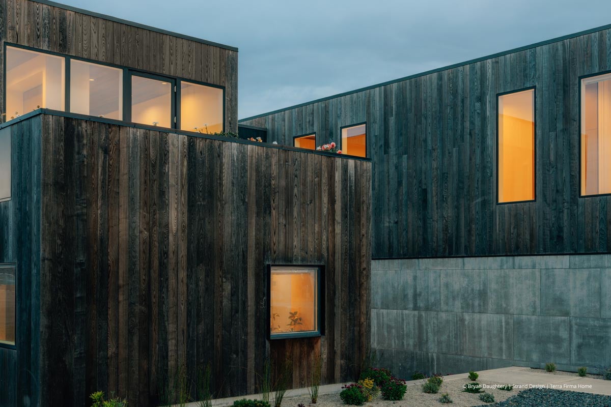AR253 - Exterior of home with VistaLuxe WD LINE windows and doors