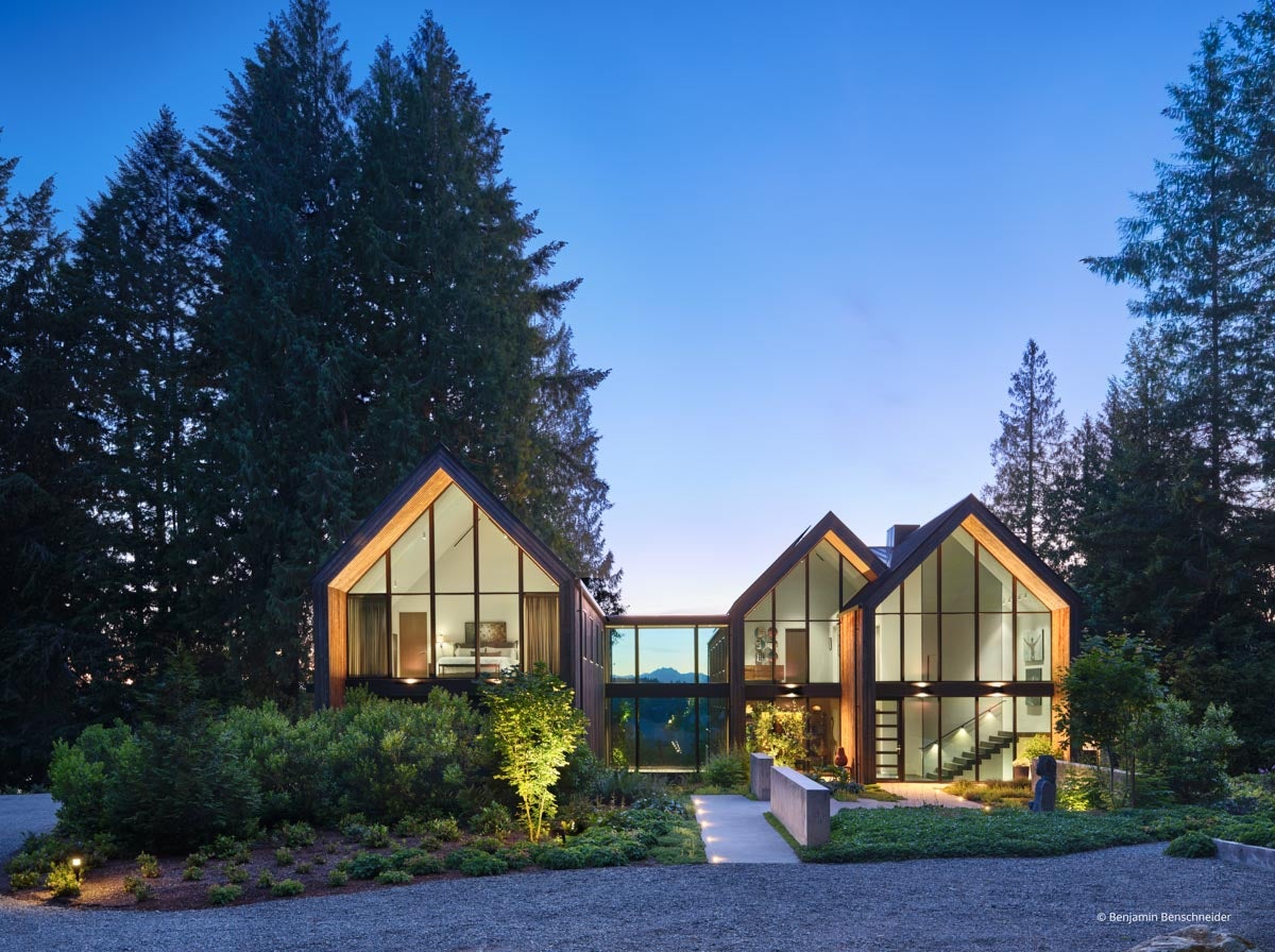 AR722 - Exterior of home with VistaLuxe AL LINE windows and doors