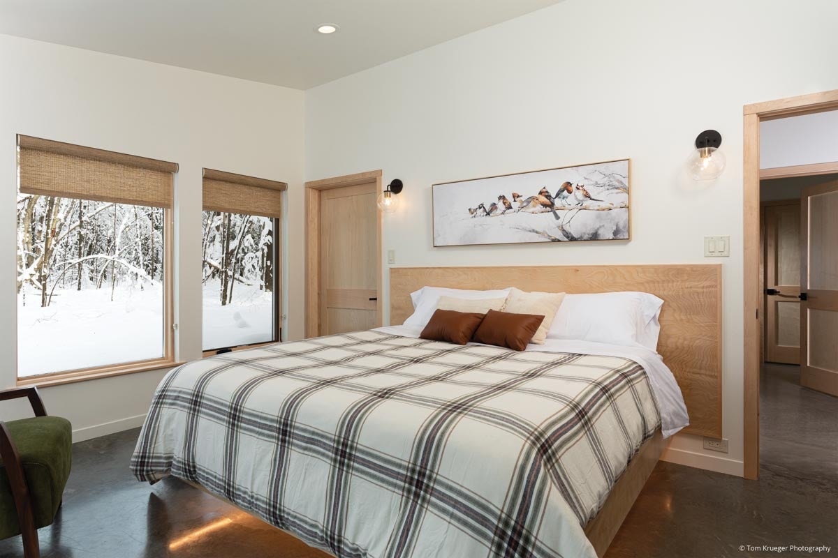 AM309 - Kolbe VistaLuxe WD direct sets and casements featured in bedroom