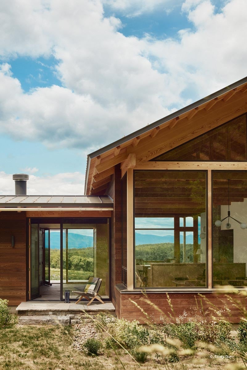 AQ102 - Exterior of home with VistaLuxe WD LINE windows and doors