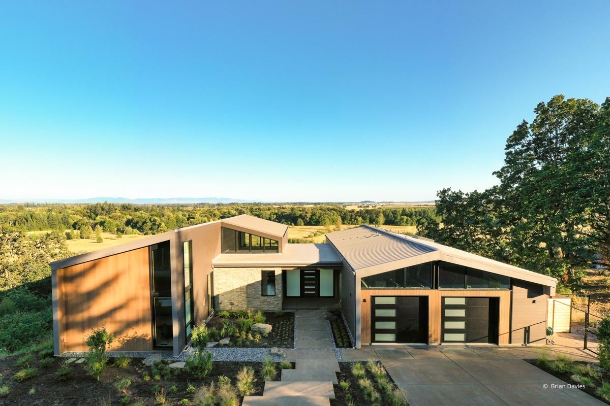 AQ501 - Exterior of home with VistaLuxe AL LINE windows and doors