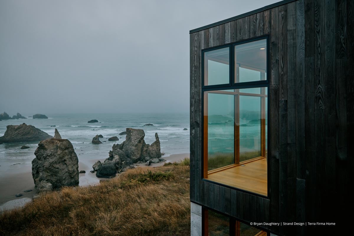 AR262 - Exterior of home with VistaLuxe WD LINE windows and doors