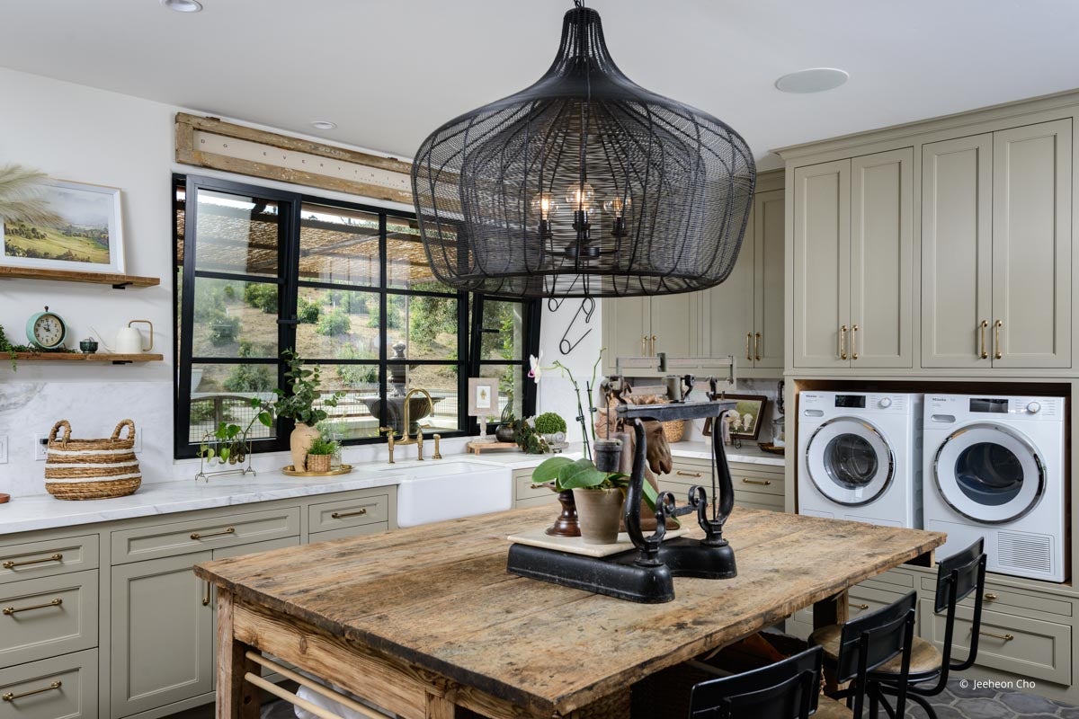 AP252 - Interior of home with VistaLuxe AL LINE windows