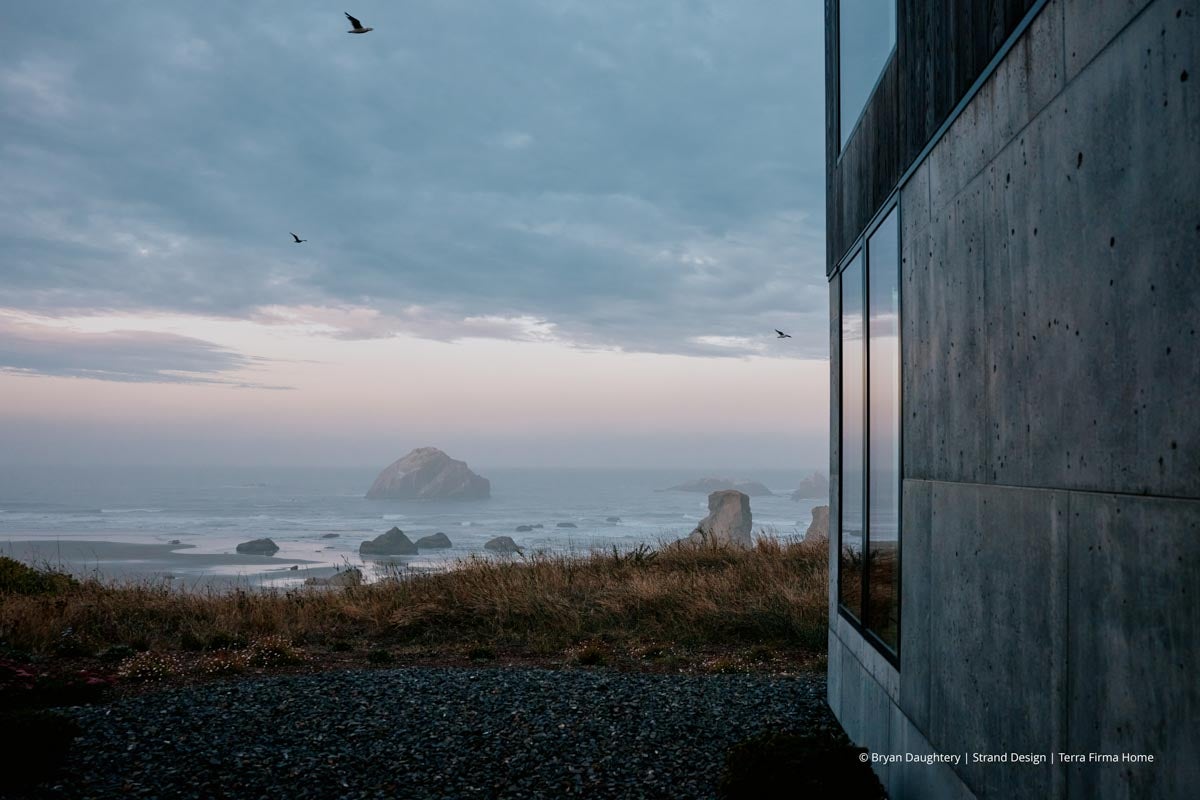 AR261 - Exterior of home with VistaLuxe WD LINE windows and doors