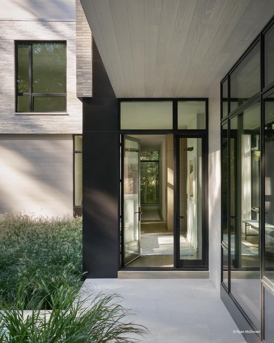 AR304 - Exterior of home with VistaLuxe WD LINE windows and doors