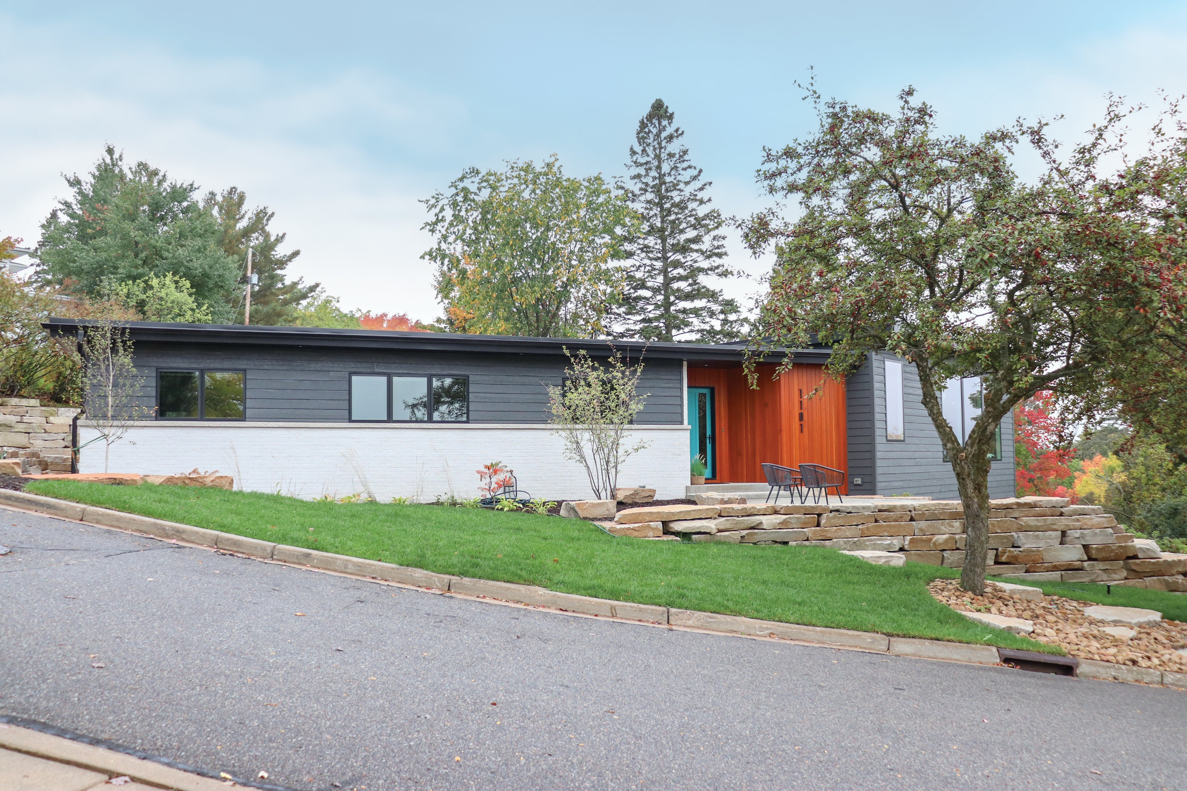AN402 - Exterior of contemporary home with Vistaluxe windows