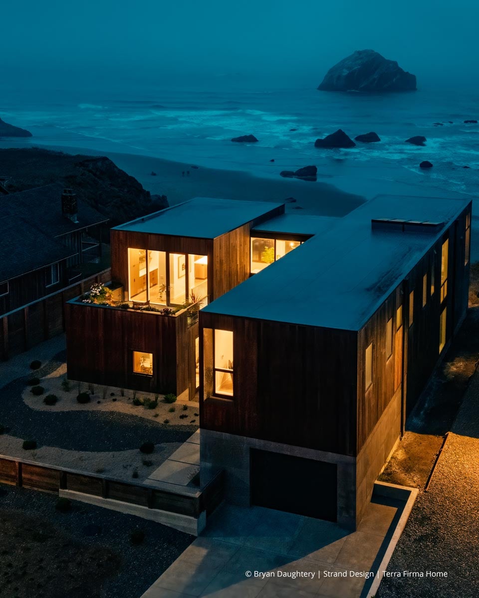 AR244 - Exterior of home with VistaLuxe WD LINE windows and doors