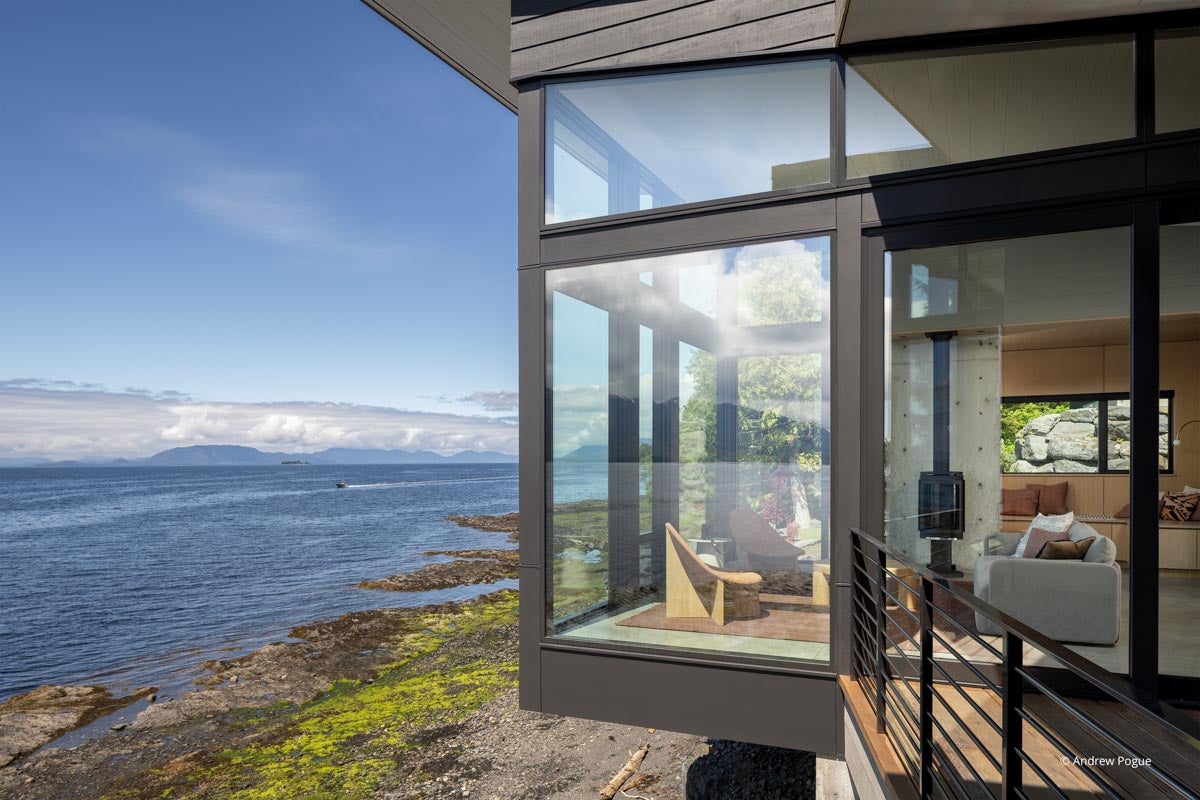 AR101 - Exterior of home with VistaLuxe WD LINE windows and doors