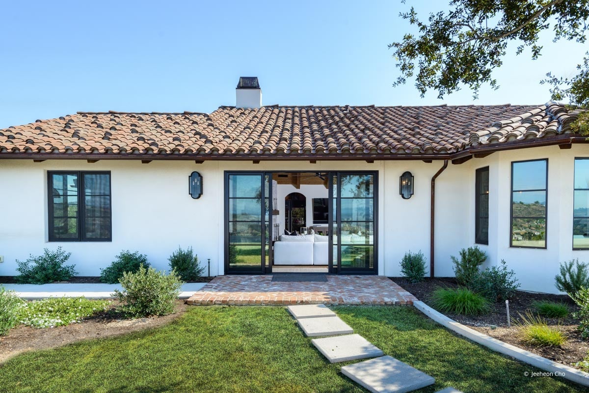 AP233 - Exterior of home with VistaLuxe AL & WD LINE windows and doors