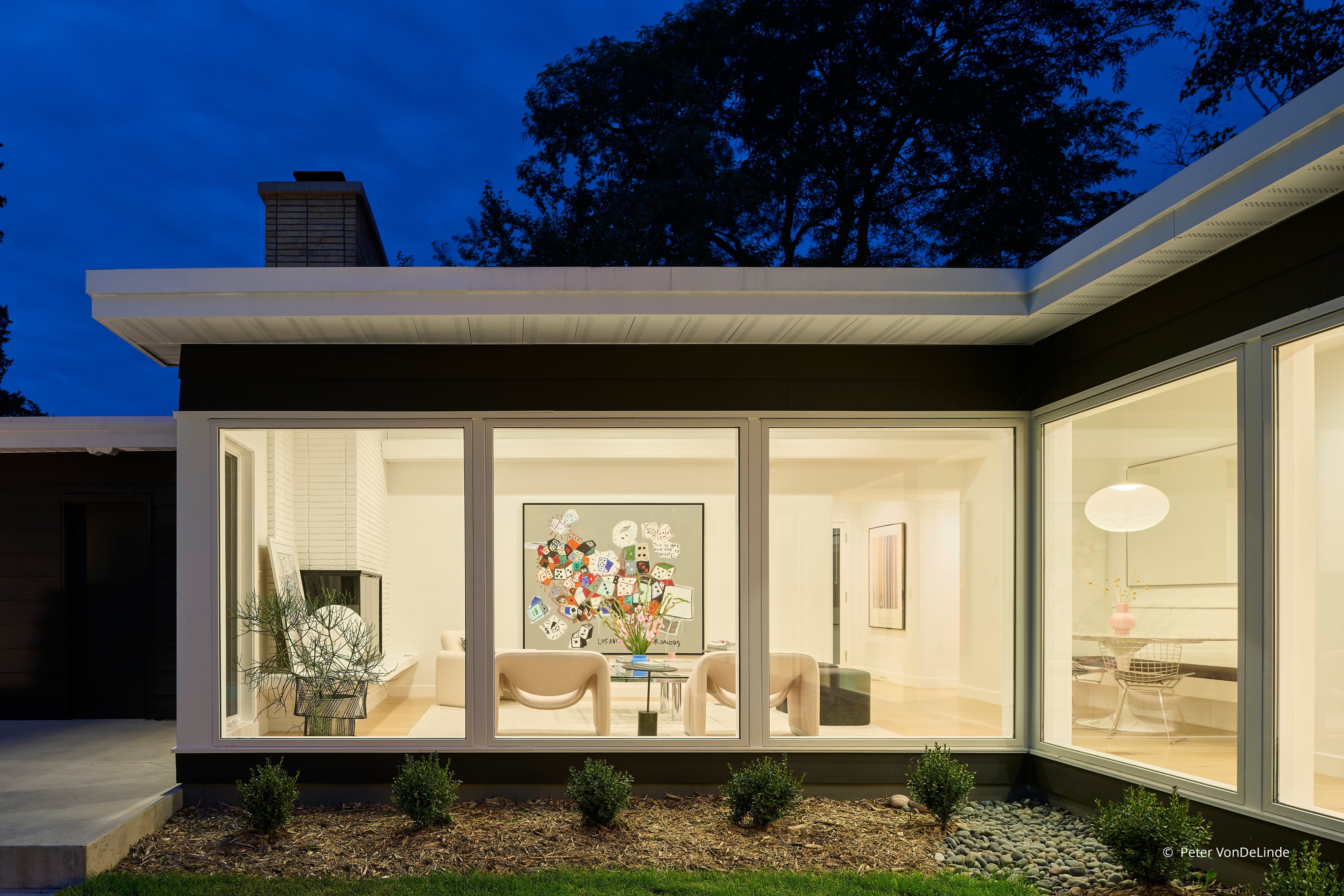 AO105 - Exterior of contemporary home with Forgent Series windows and doors