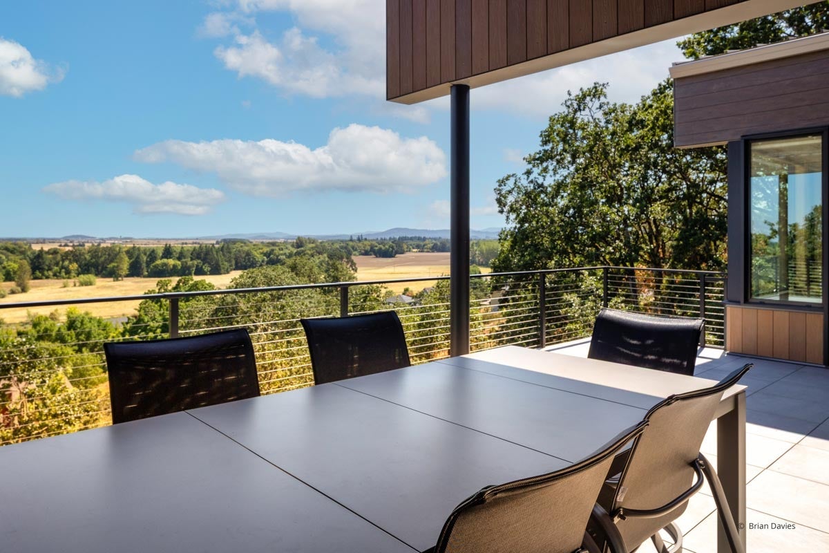 AQ530 - Exterior of home with VistaLuxe AL LINE windows and doors