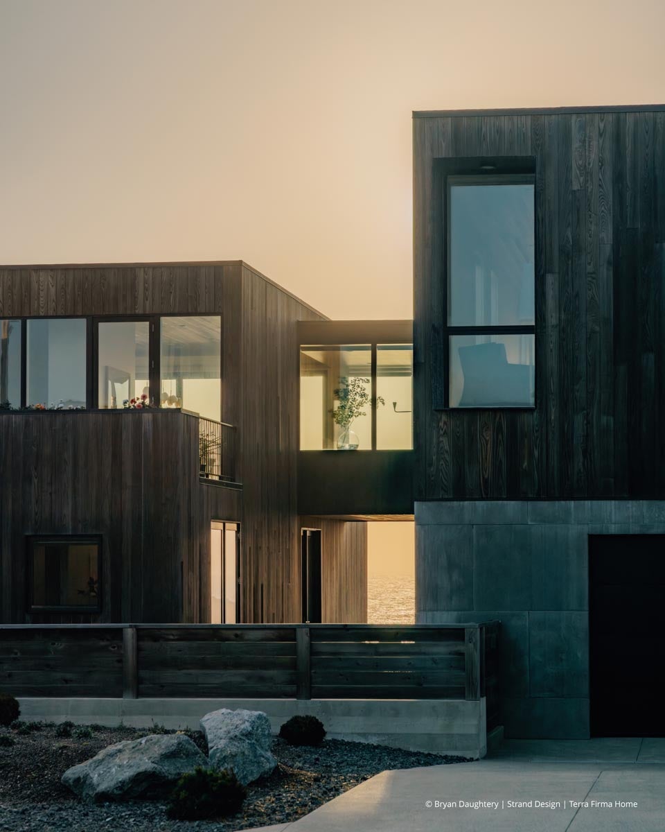 AR227 - Exterior of home with VistaLuxe WD LINE windows and doors