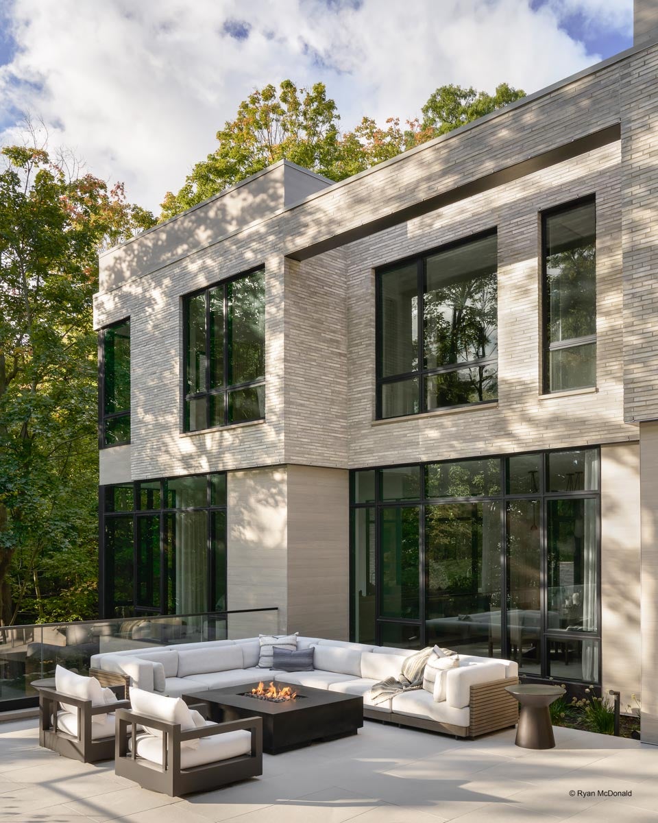 AR303 - Exterior of home with VistaLuxe WD LINE windows and doors
