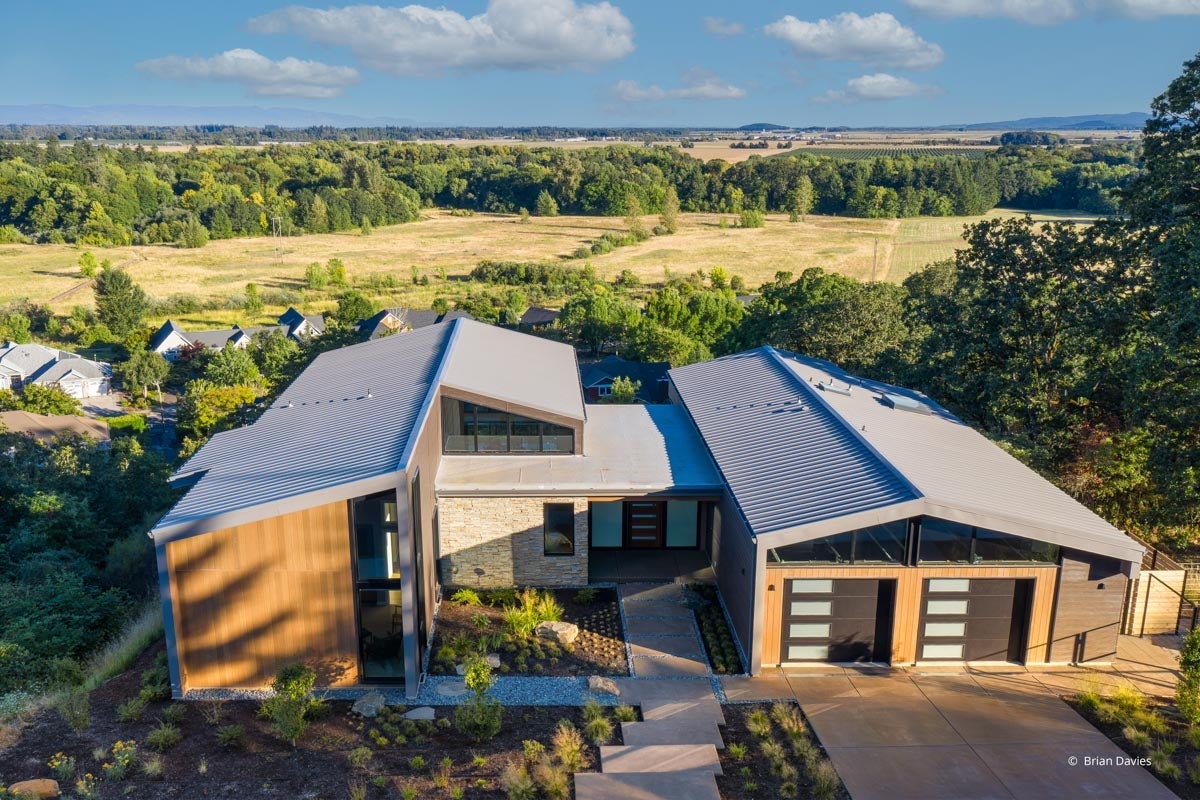 AQ502 - Exterior of home with VistaLuxe AL LINE windows and doors