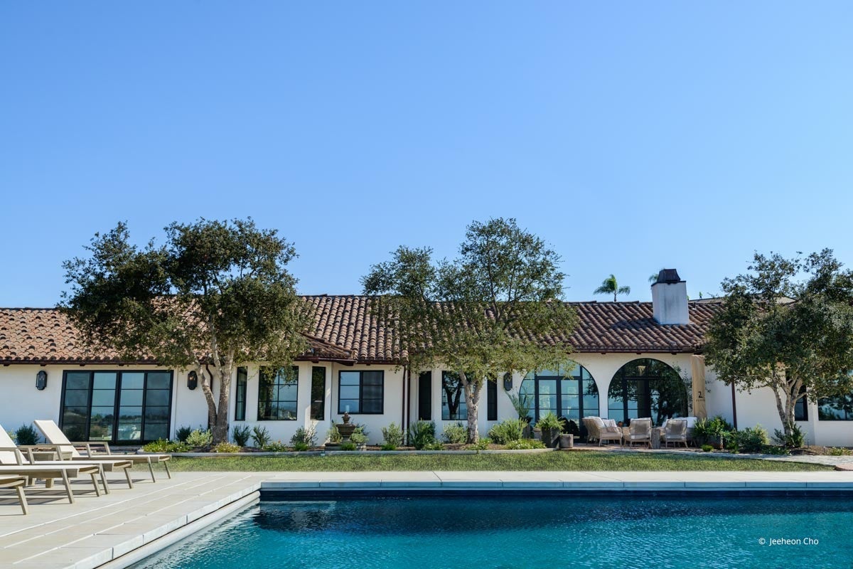 AP242 - Exterior of home with VistaLuxe AL & WD LINE windows and doors