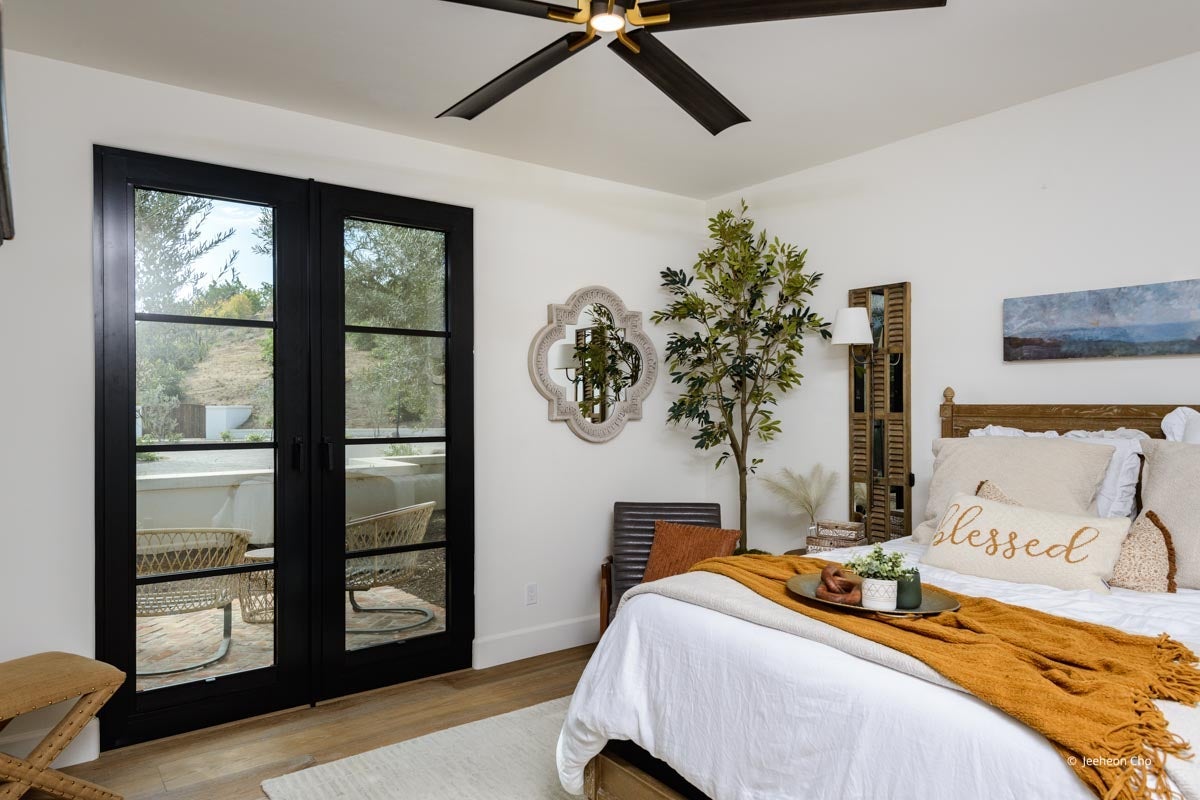 AP261 - Interior of home with VistaLuxe AL LINE windows and doors