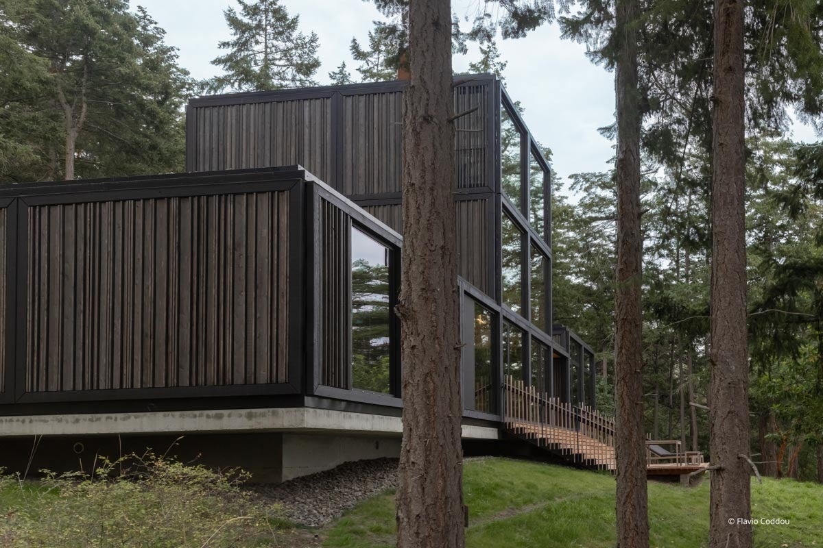 AP704 - Exterior of residential home with VistaLuxe AL LINE windows and doors