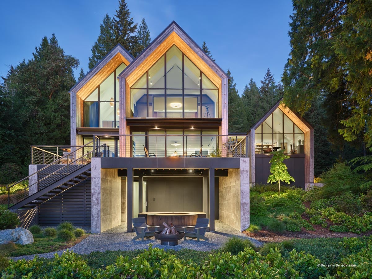 AR719 - Exterior of home with VistaLuxe AL LINE windows and doors