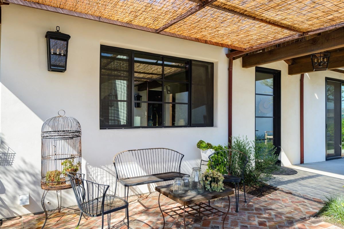 AP221 - Exterior of home with VistaLuxe AL LINE windows and doors
