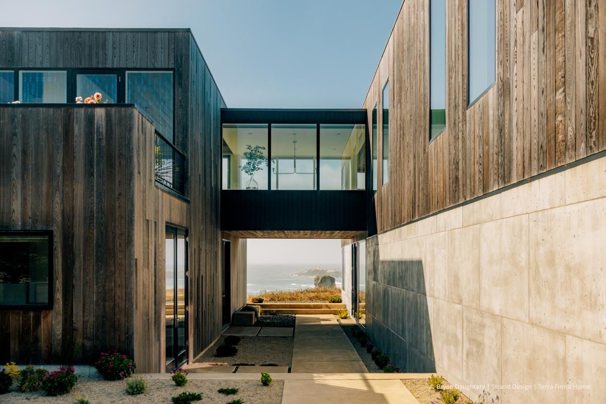AR203 - Exterior of home with VistaLuxe WD LINE windows and doors