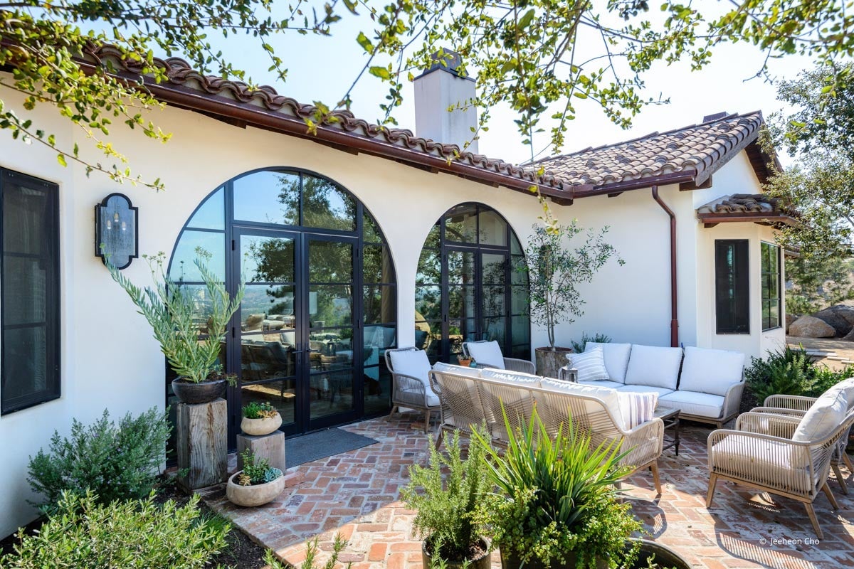 AP228 - Exterior of home with VistaLuxe AL & WD LINE windows and doors