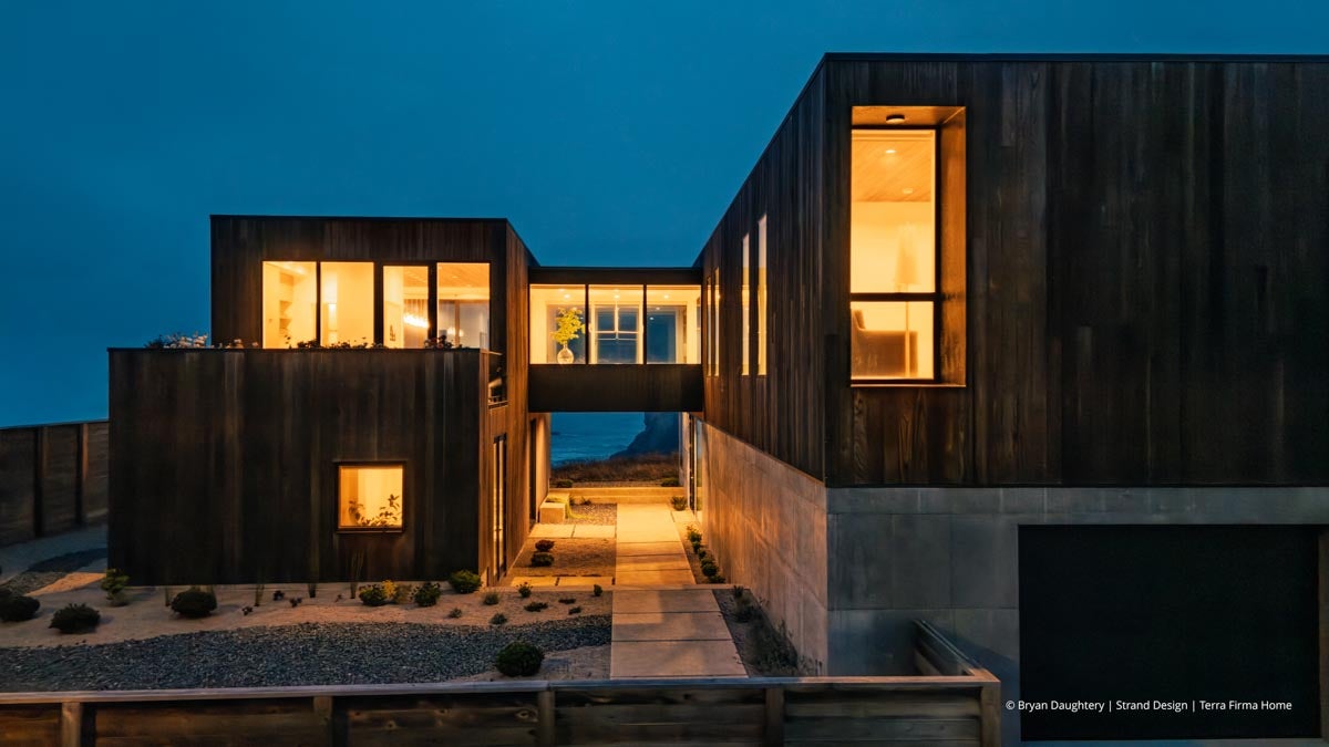 AR248 - Exterior of home with VistaLuxe WD LINE windows and doors
