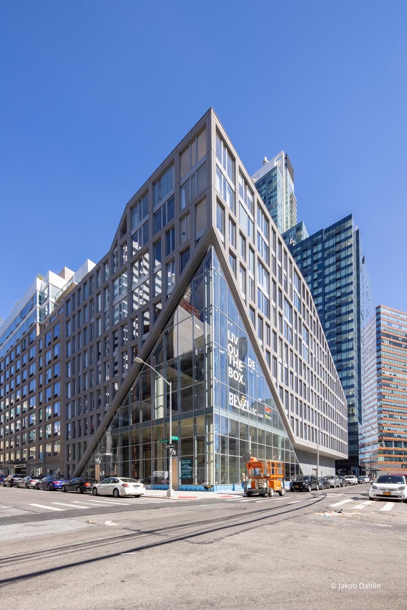 XX201 - Exterior of commercial building with Reynaers window systems