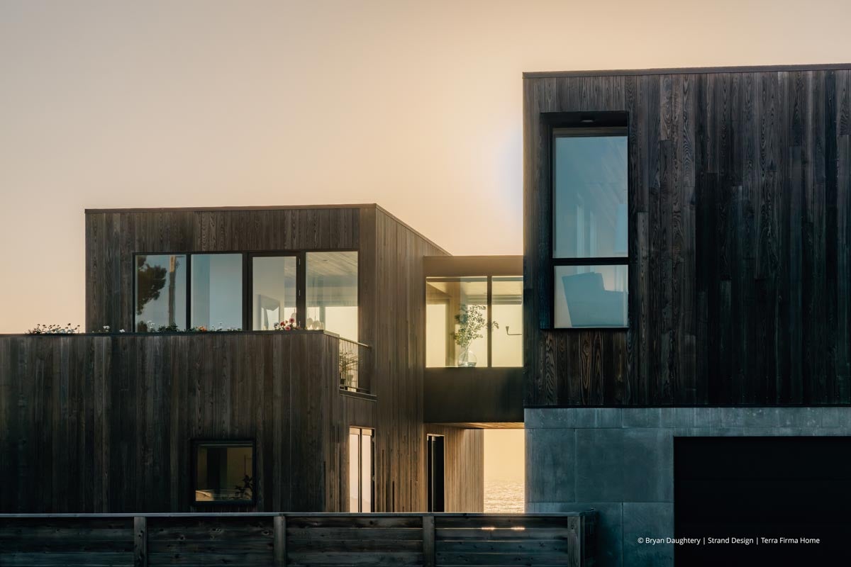AR228 - Exterior of home with VistaLuxe WD LINE windows and doors