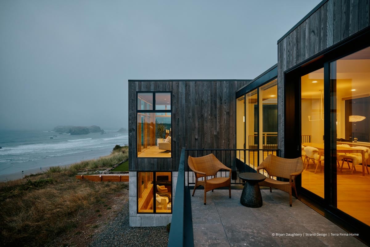 AR268 - Exterior of home with VistaLuxe WD LINE windows and doors