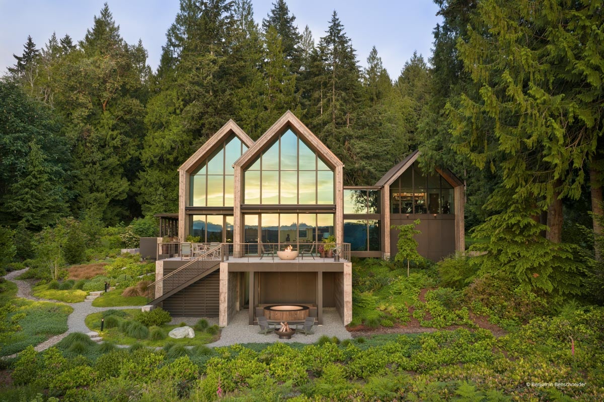 AR700 - Exterior of home with VistaLuxe AL LINE windows and doors