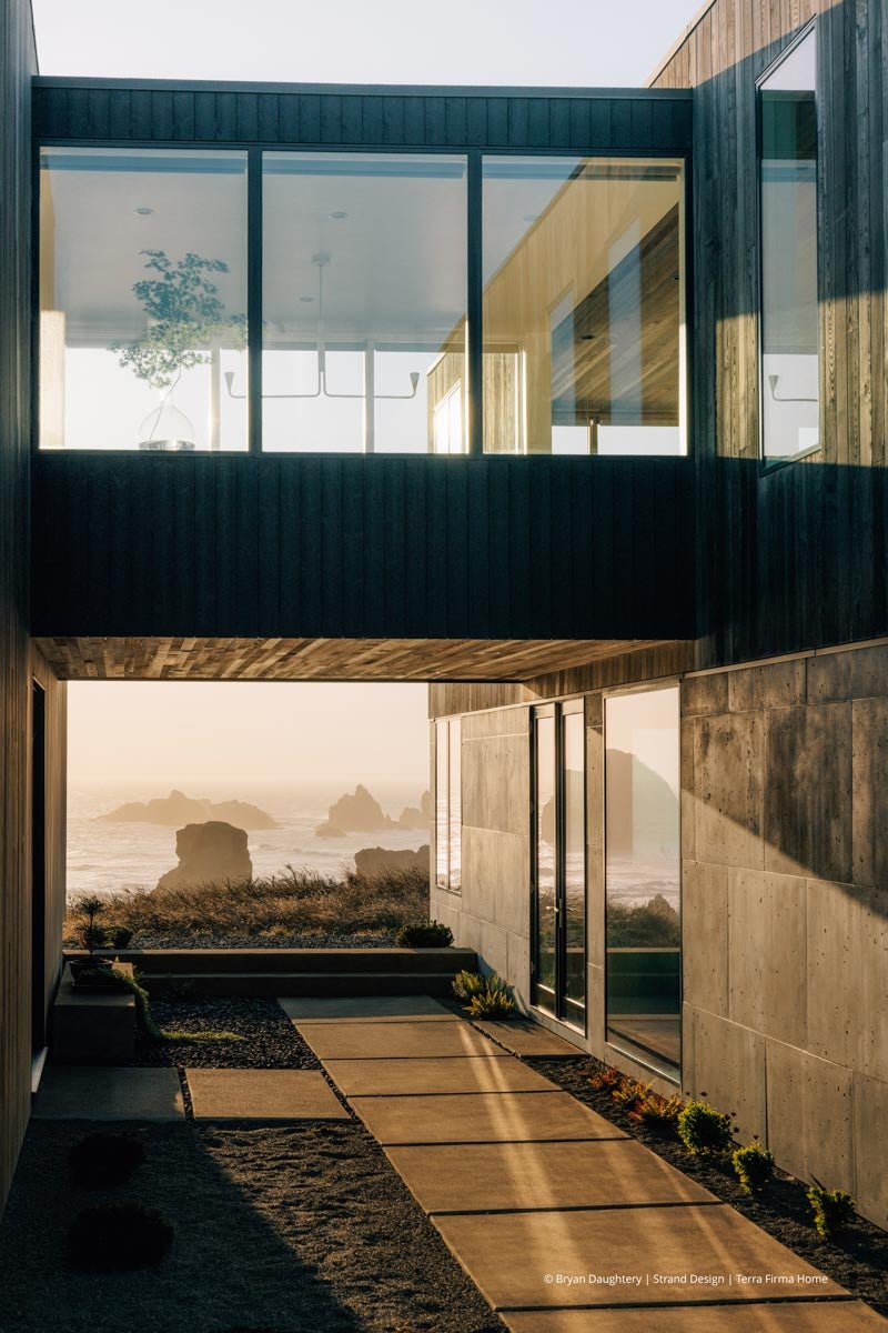 AR233 - Exterior of home with VistaLuxe WD LINE windows and doors
