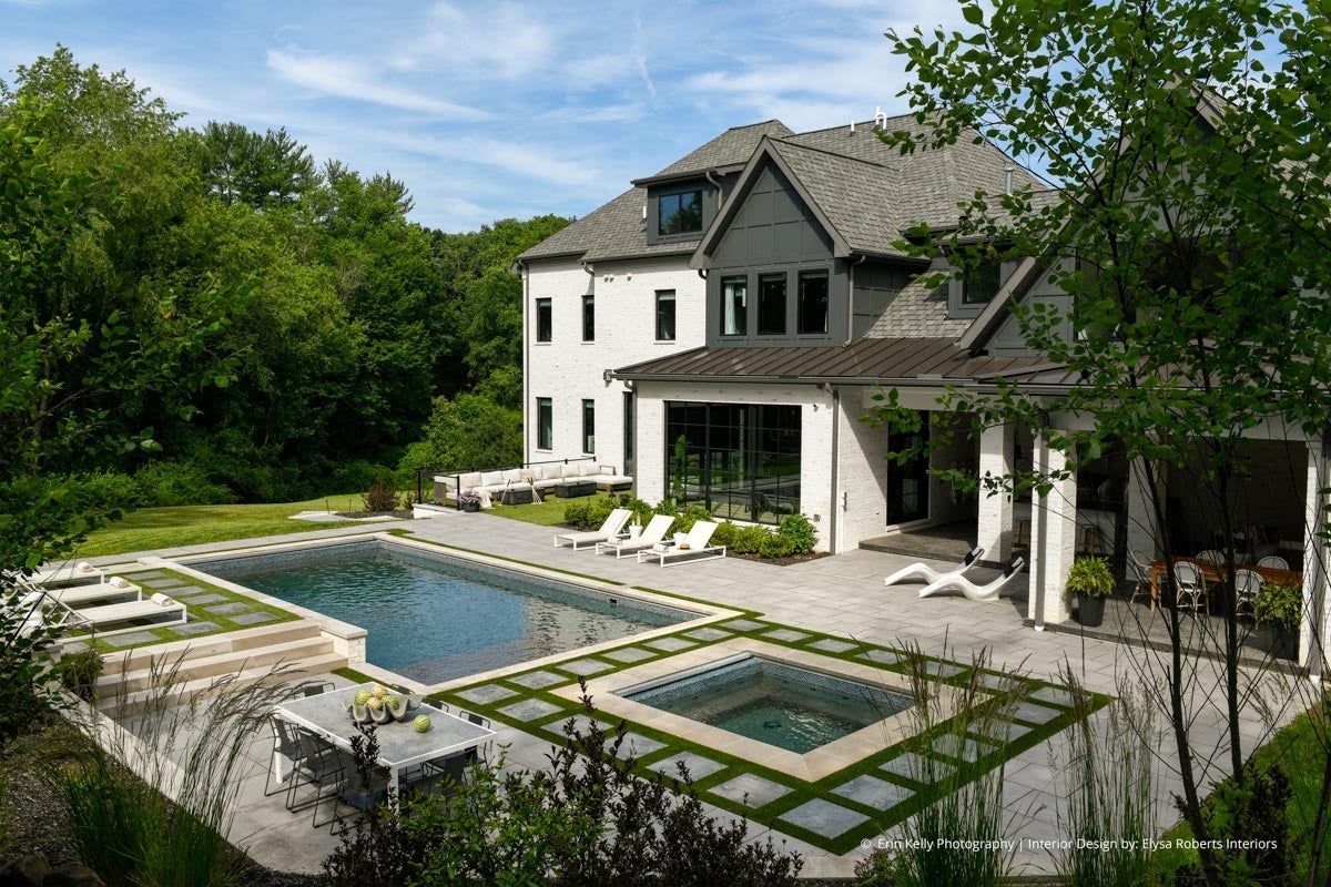 AQ801 - Exterior of home with VistaLuxe WD LINE windows and doors