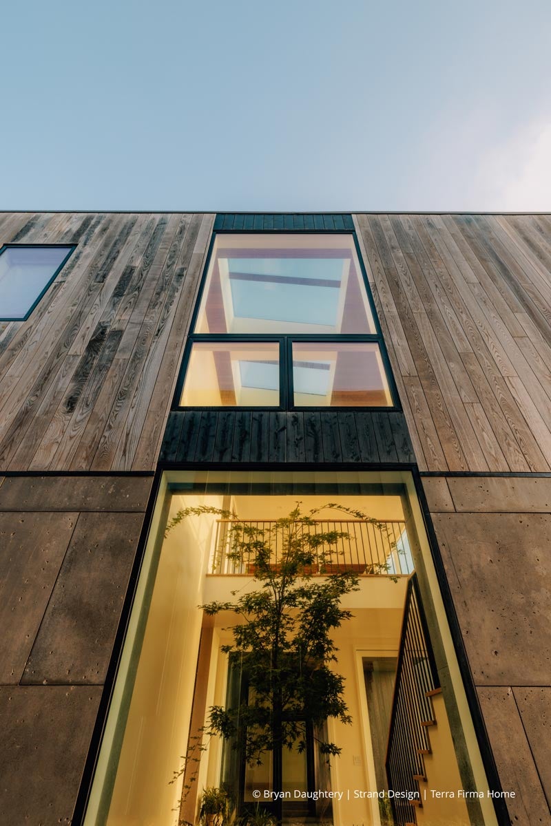 AR239 - Exterior of home with VistaLuxe WD LINE windows and doors