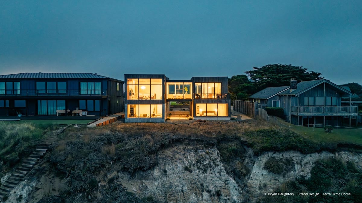 AR264 - Exterior of home with VistaLuxe WD LINE windows and doors