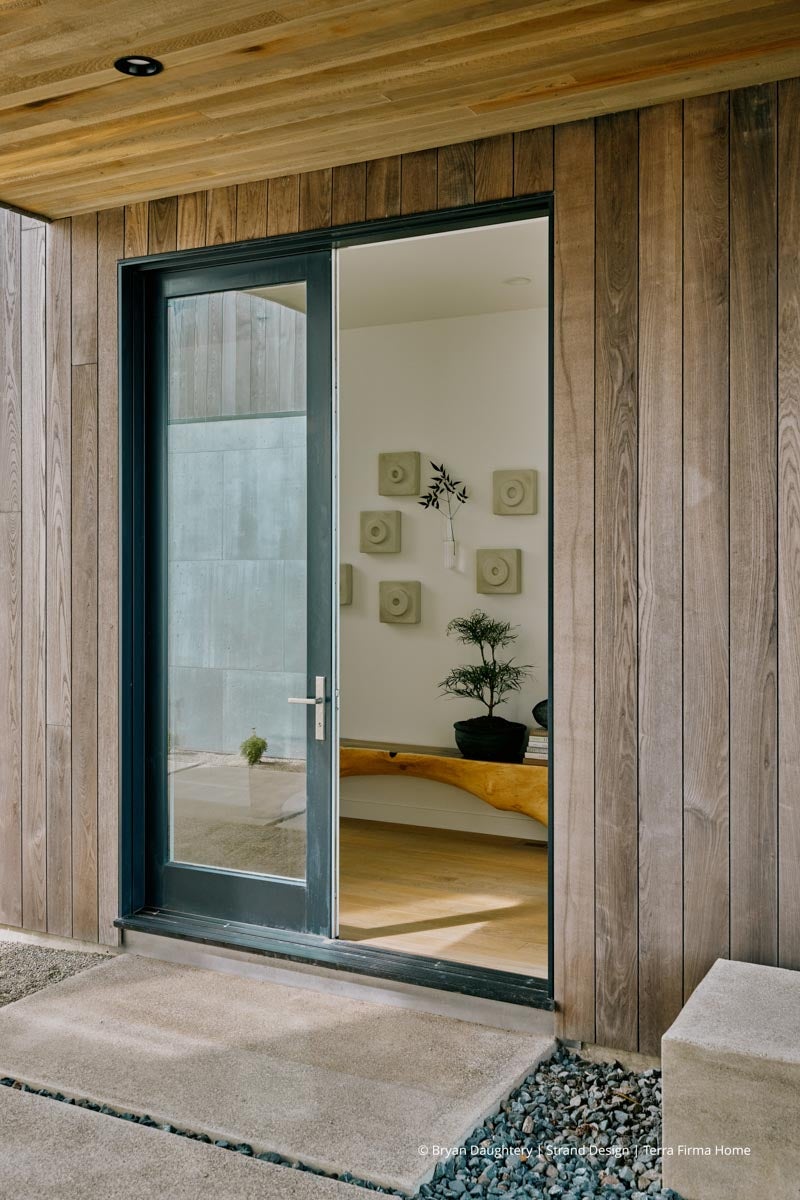 AR215 - Exterior of home with VistaLuxe WD LINE windows and doors