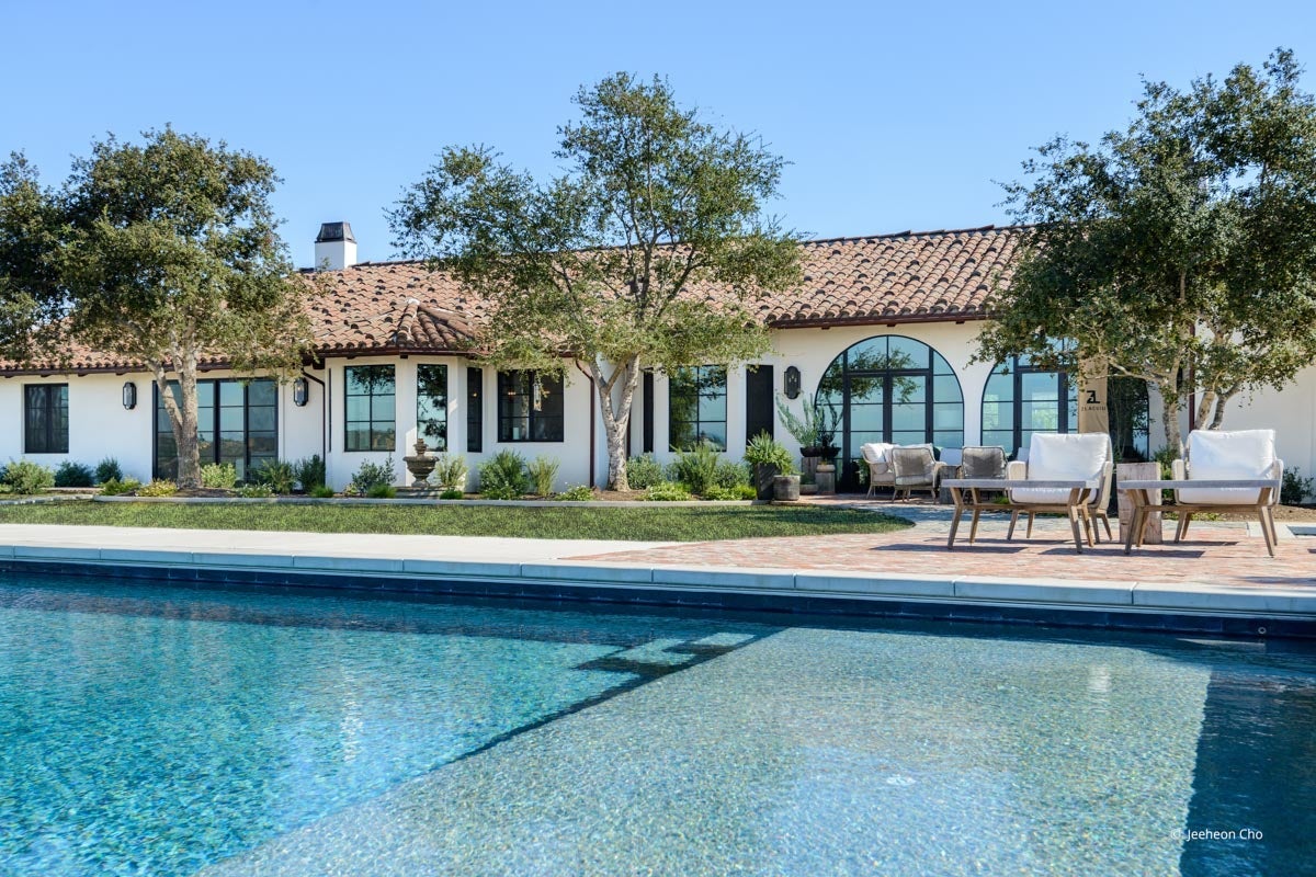 AP244 - Exterior of home with VistaLuxe AL & WD LINE windows and doors